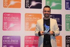 Victor Rocha, diretor de Expansão, recebe o Selo de Excelência ABF 2016 em nome do SUPERA