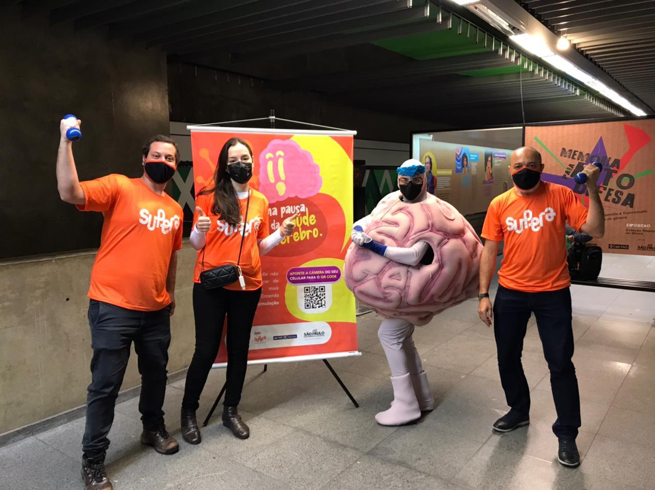 Equipe SUPERA durante a ativação no Metrô de São Paulo com o personagem Cérebro.