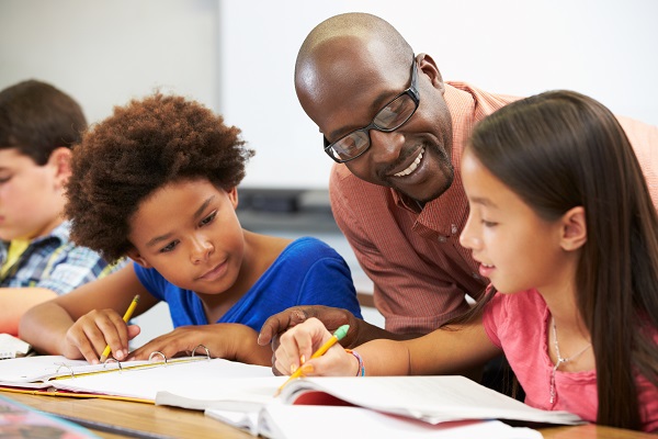 crianças aprendendo com a nova educação.