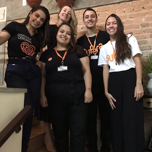 Empresária Camila com funcionários da nova unidade SUPERA em Taubaté 