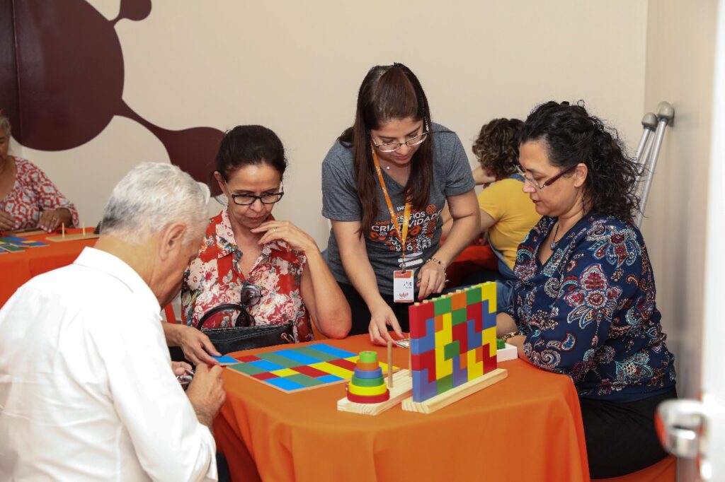 Educadora ensinando ginástica para o cérebro