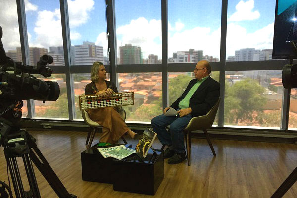 Dayse Teixeira, franqueada do SUPERA Maceió, em entrevista no estúdio da TV Mar