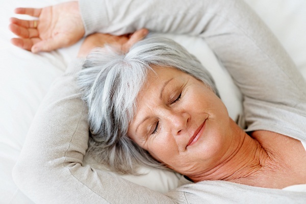 Segundo a gerontóloga, muitos idosos precisam apenas regular os horários de se deitar para ter boas noites de sono 