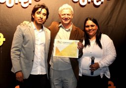 Tiago Ordenez e Thaís Bento Lima entregam certificado ao presidente da Franquia de Curso SUPERA, Antônio Carlos Perpétuo
