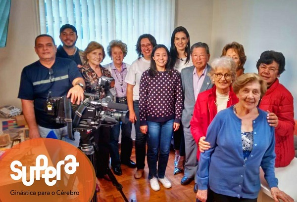 Alunos reunidos do SUPERA Vila Mariana para gravação com a equipe da TV Record
