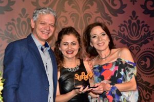 Elizabete Gonçalves, de Diamantina (MG), recebe o Prêmio de Melhor Franquia 2017 das mãos do presidente-fundador do SUPERA e da vice-presidente da Franquia de Escola, Liliana Aragon