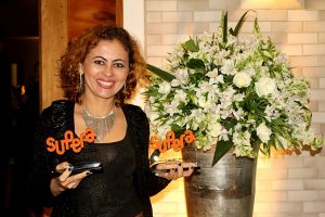 Elizabete Gonçalves, gestora da Franquia de Sucesso SUPERA Diamantina (MG), orgulhosa de seus troféus no Jantar de Premiação 2016