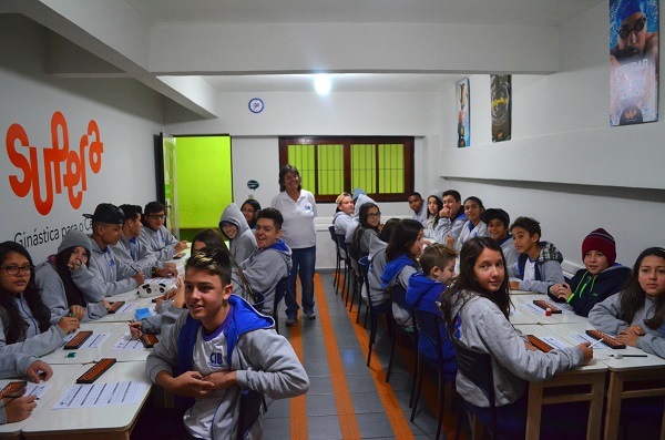 Alunos exercitam o cérebro na aula com ábaco em Peruíbe (SP)